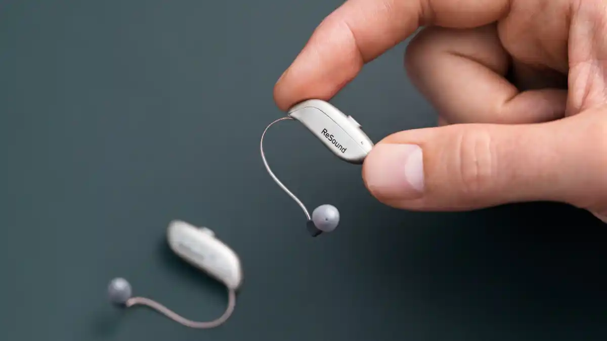 With its small size, shape, and soft curves, ReSound has designed the OMNIA miniRIE for discreetness and wearing comfort.