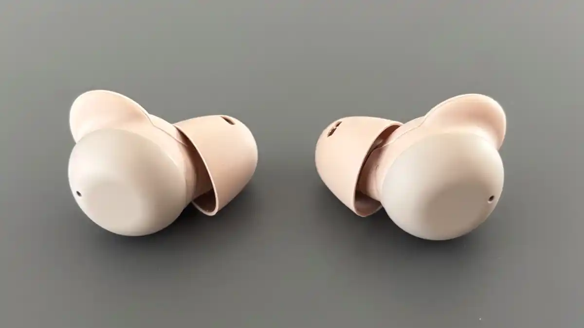 Elehear Delight is more of a hybrid ITC hearing aid than a CIC. Its soft silicon eartips come in 3 different sizes (in the shown vented and closed-fit) and provide good comfort. The "ear wings", which come in 2 sizes, are designed to enhance retention, especially during physical activities. 