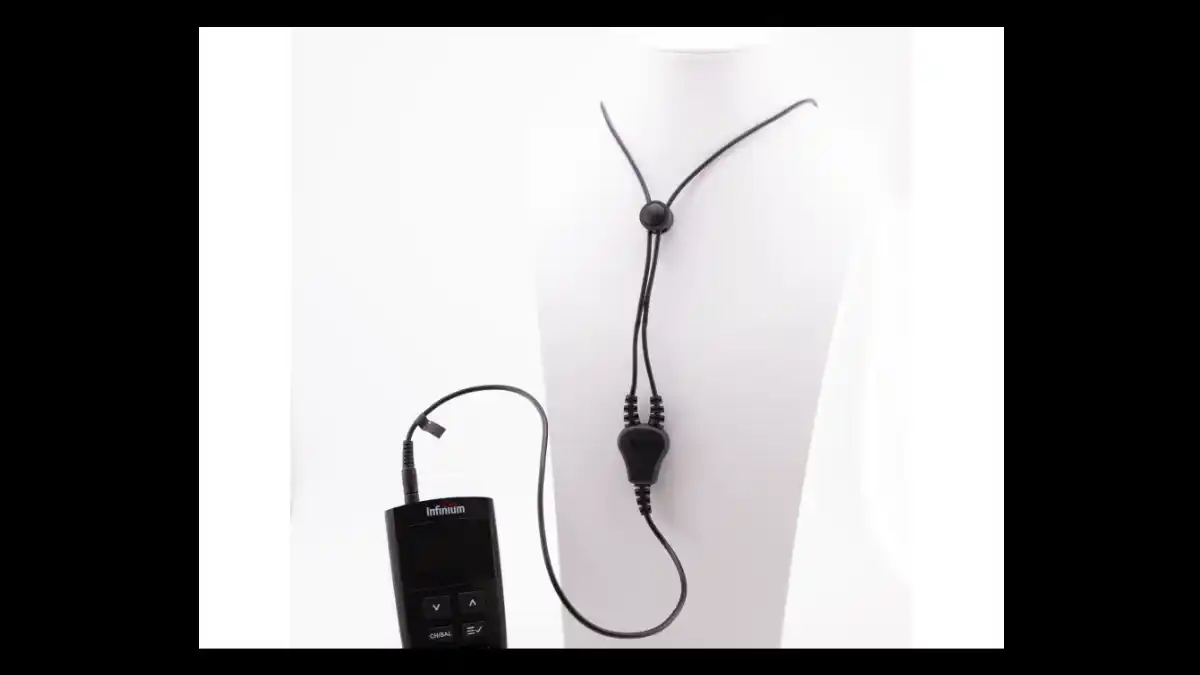 Beispiel einer Induktionsschleife zum Empfang von Übertragungen in öffentlichen Einrichtungen wie Gotteshäusern, Auditorien, Hörsälen und Theatern. (Abgebildet: Williams AV Infinium Receiver with Neckloop.)