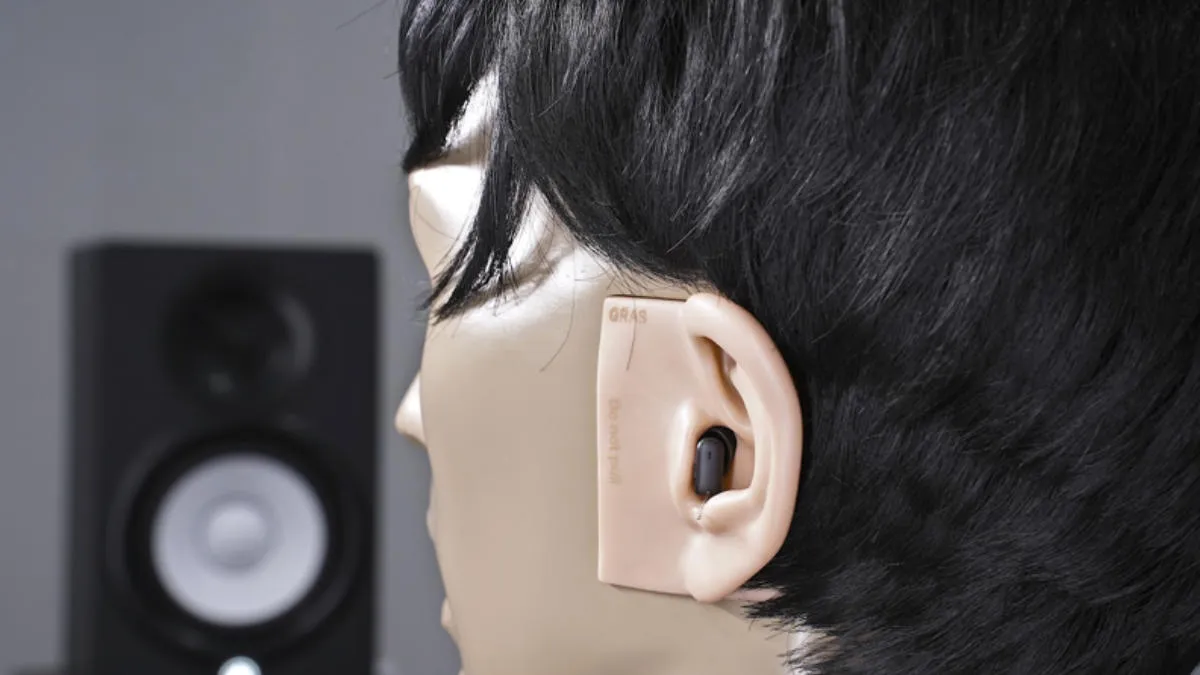 A photo from the HearAdvisor test lab of the KEMAR manikin fitted with a black Signia Silk IX hearing aid.