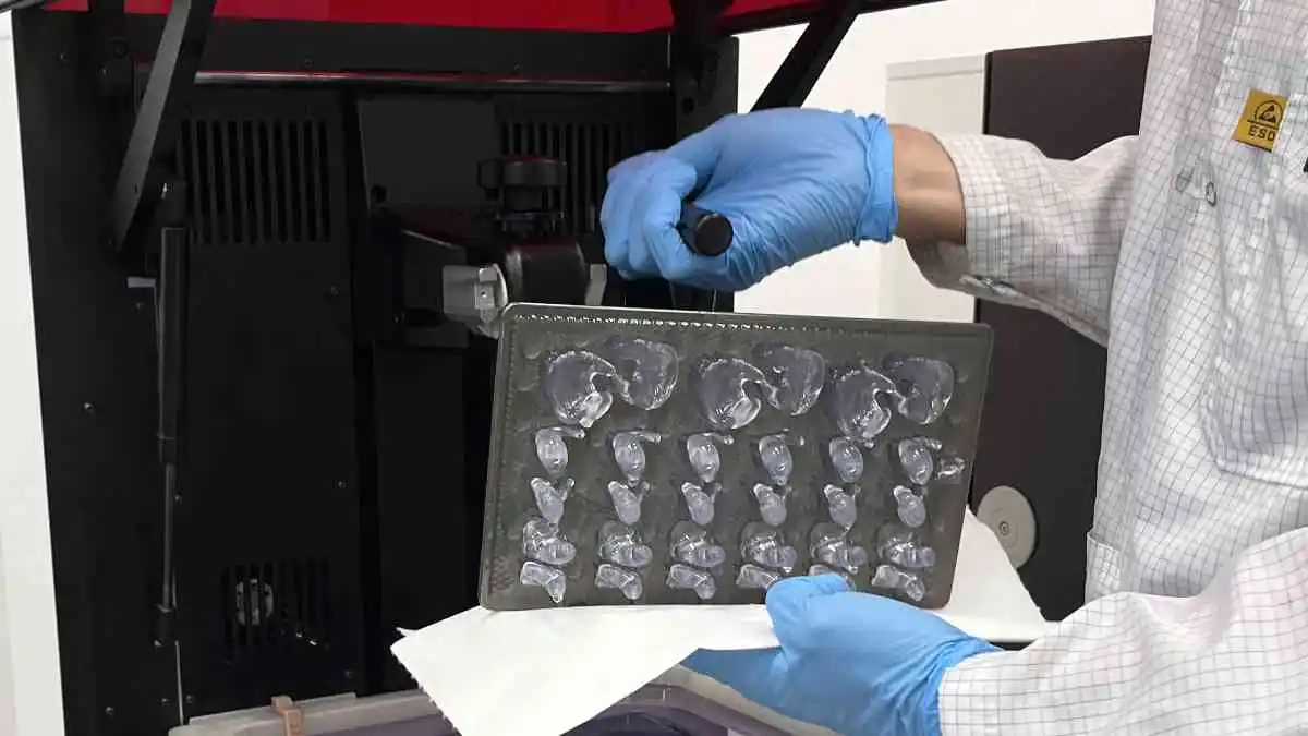 Otoplastiken für Hörgeräte entstehen aus einem 3D-Drucker.