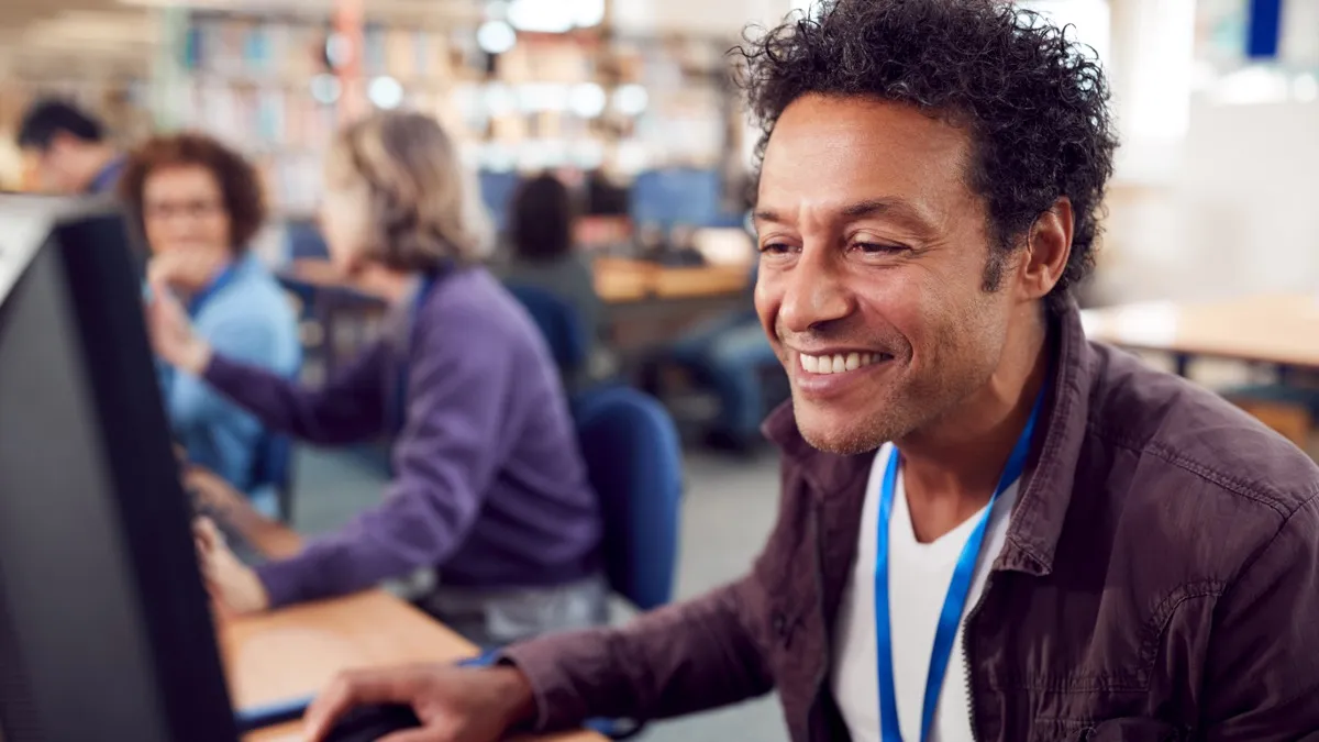 Phonak made-for-all connectivity supports up to 8 pairings and 2 active connections, allowing the wearer to easily switch between streamed audio from one device to another and to make true hands-free calls.