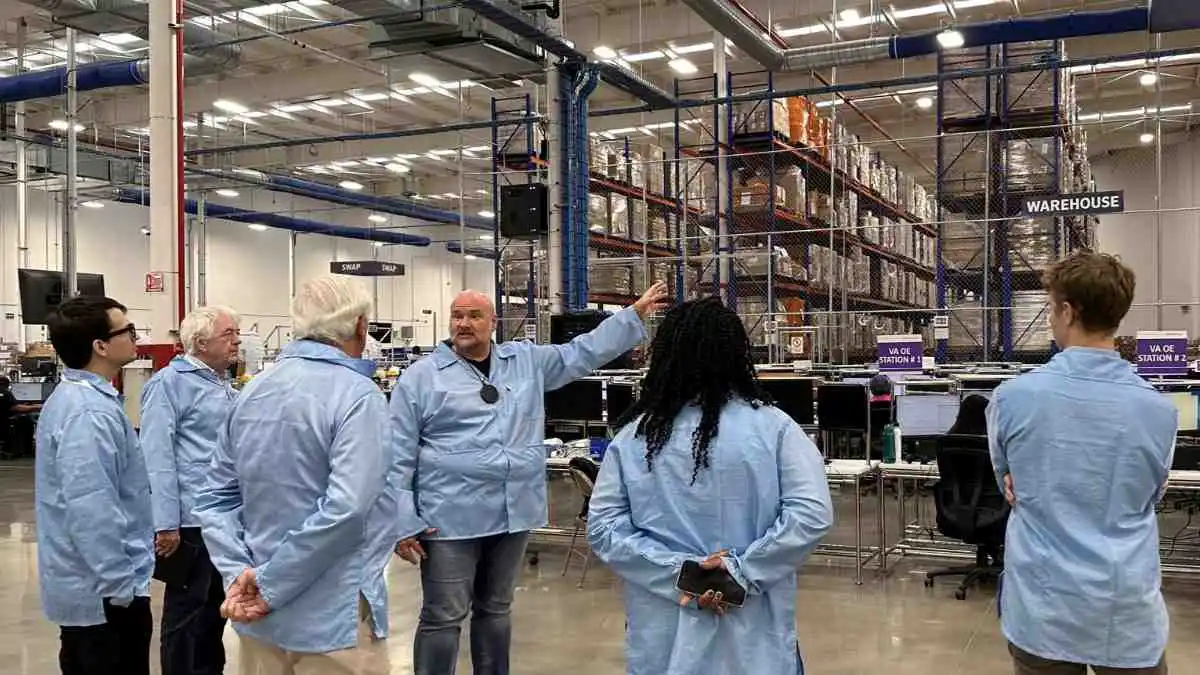 WSA Vice President of Operations Rob Walesa führt Gäste und Medien durch die neue Hightech-AMDC-Produktionsanlage.