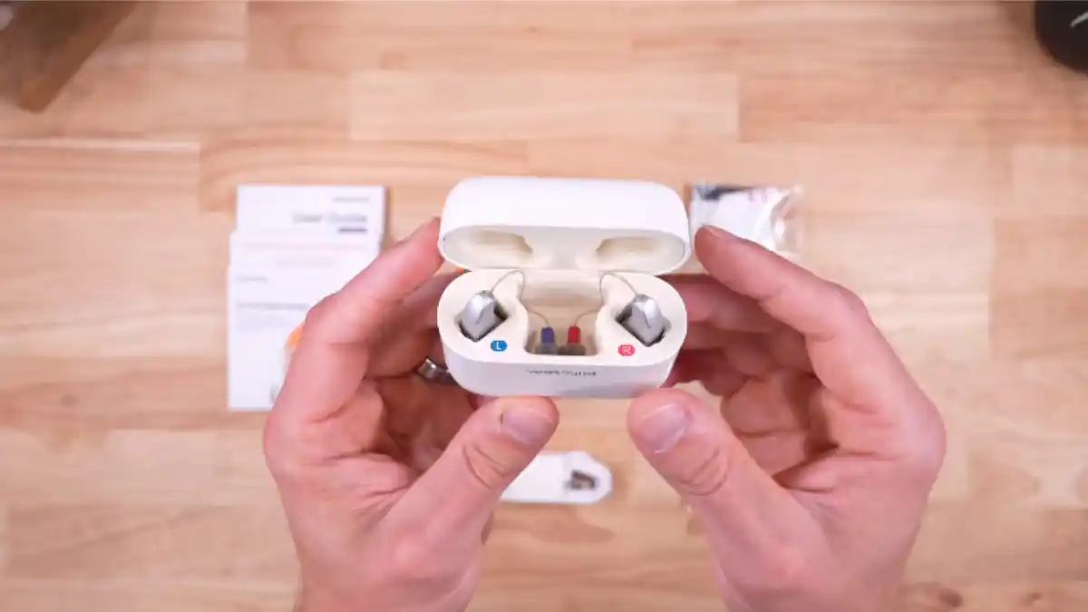 Yeasound RIC800 unboxing. Here's a top view of the charger and the hearing aids.