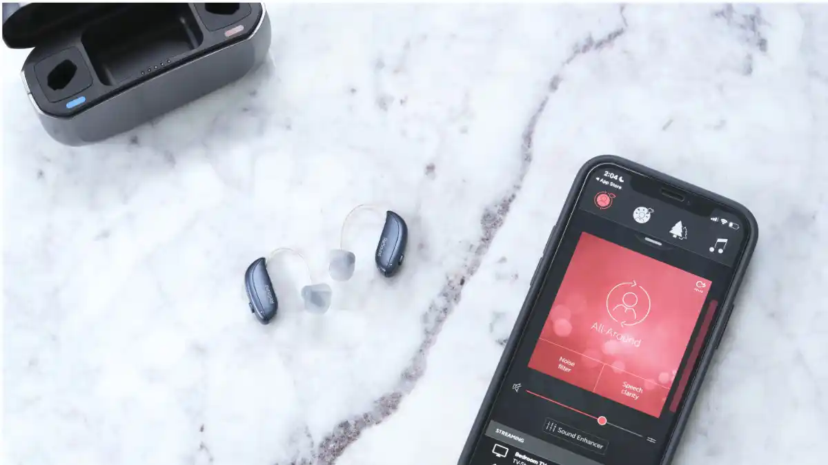 Vivia hearing aids with the charger and the ReSound Smart 3D app.