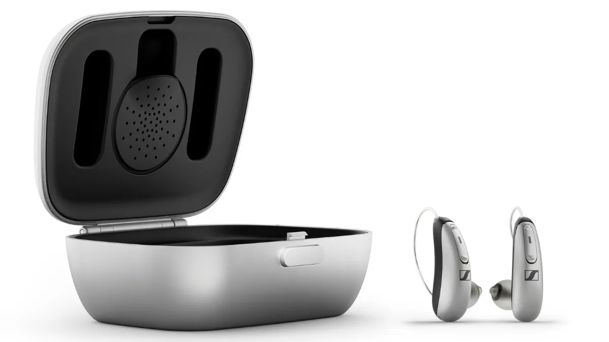 Sennheiser All-Day Clear OTC-Hörsysteme mit Ladegehäuse.