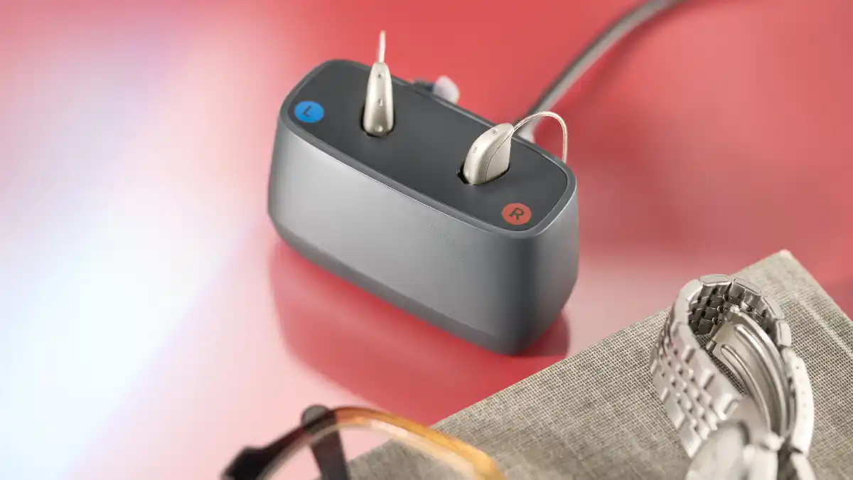 ReSound Savi Hörgeräte mit Ladegerät.