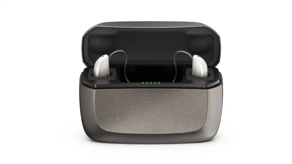 Das Jabra Enhance Select 700 Ladegerät bietet drei zusätzliche Ladungen und kann Ihnen mit nur einer 10-minütigen Schnellladung zusätzliche 2 Stunden Energie geben.