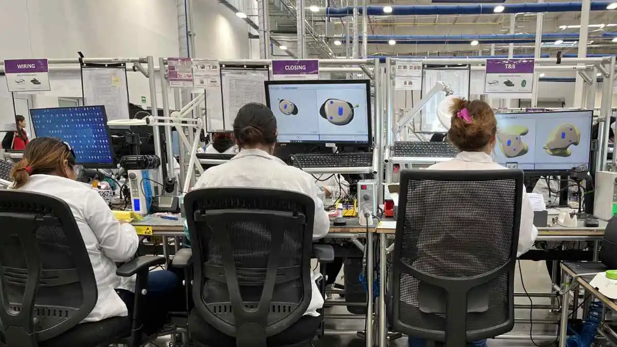 WSA-Techniker verwenden 3D-Modellierung, um maßgefertigte Im-Ohr-Hörgeräte zu erstellen.