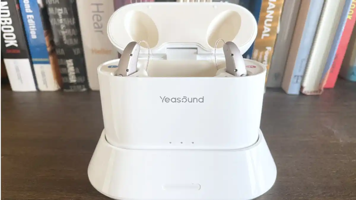 Yeasound RIC700 Plus in their charging case and base. 