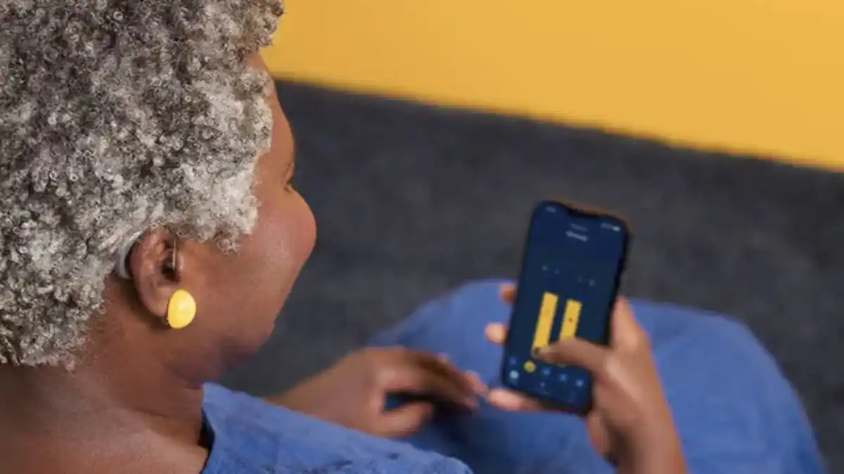 Philips HearLink 50 can be controlled via the onboard push buttons or by using the free HearLink 2 app.