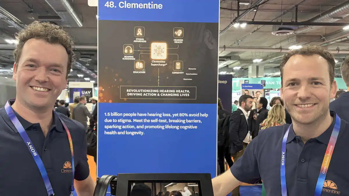 Sjors and Vince Van de Weijer in front of the Clementine software display