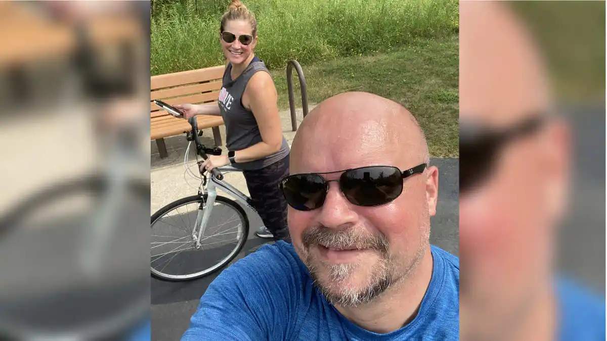 Mikkel mit seiner Frau auf einer Fahrradtour.
