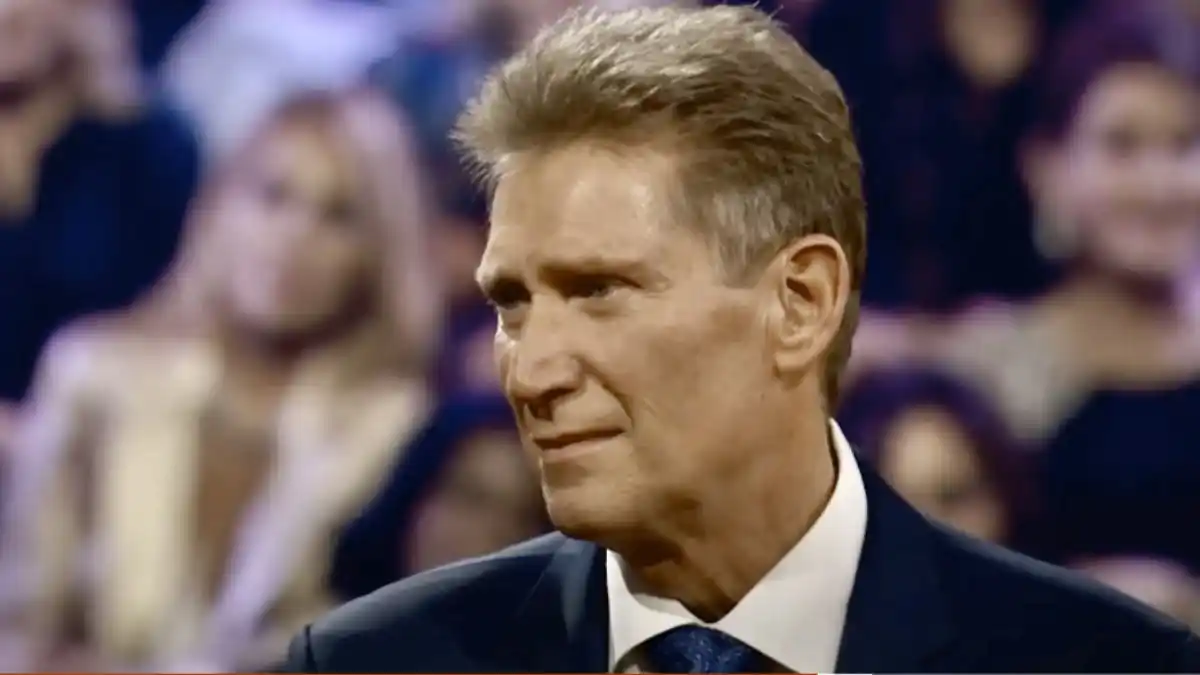 With his discreet aids on subtle display, Gerry Turner is breaking stereotypes about people who wear hearing aids. Image: Screenshot from ABC's The Golden Bachelor.