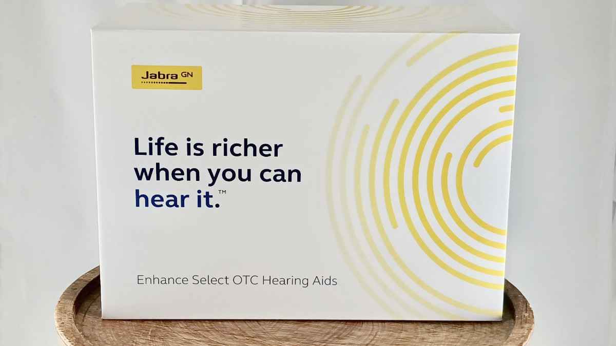 Package that contains Jabra Enhance Select 700 devices