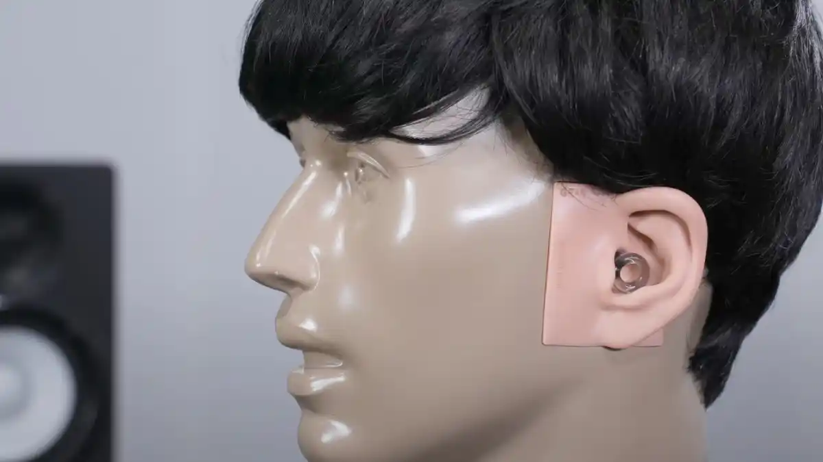 KEMAR-Kunstkopf mit Testohr, der Loop eargplug trägt