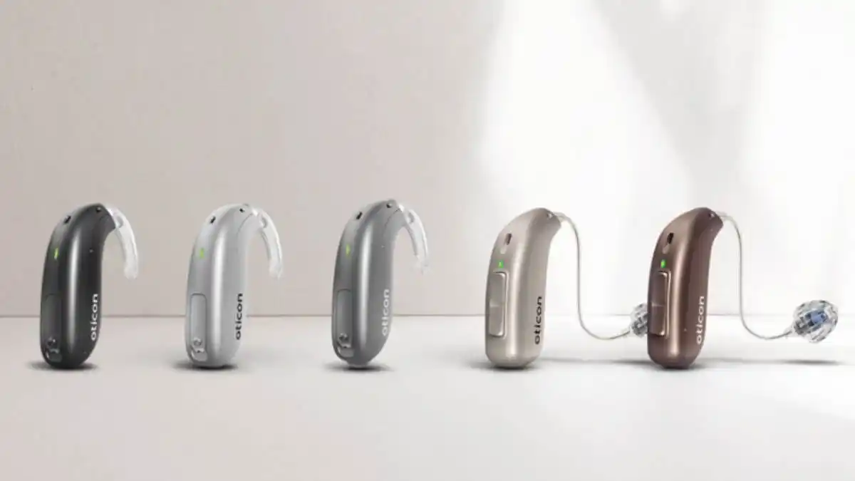 Jet PX comes in five colors, two tech levels (but only one in the US), and in two styles: miniBTE (the three hearing aids on the left) featuring a single push-button, and miniRITE with a double push-button. They also offer you the choice between disposable and rechargeable batteries.