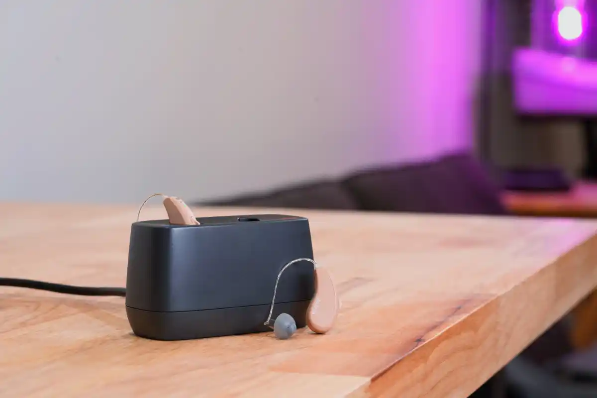 Jabra Enhance Select 50R und Ladegerät im HearAdvisor-Labor. Es gibt keine interne Powerbank, daher muss das Ladegerät jederzeit über das mitgelieferte USB-C-Kabel mit Strom versorgt werden.