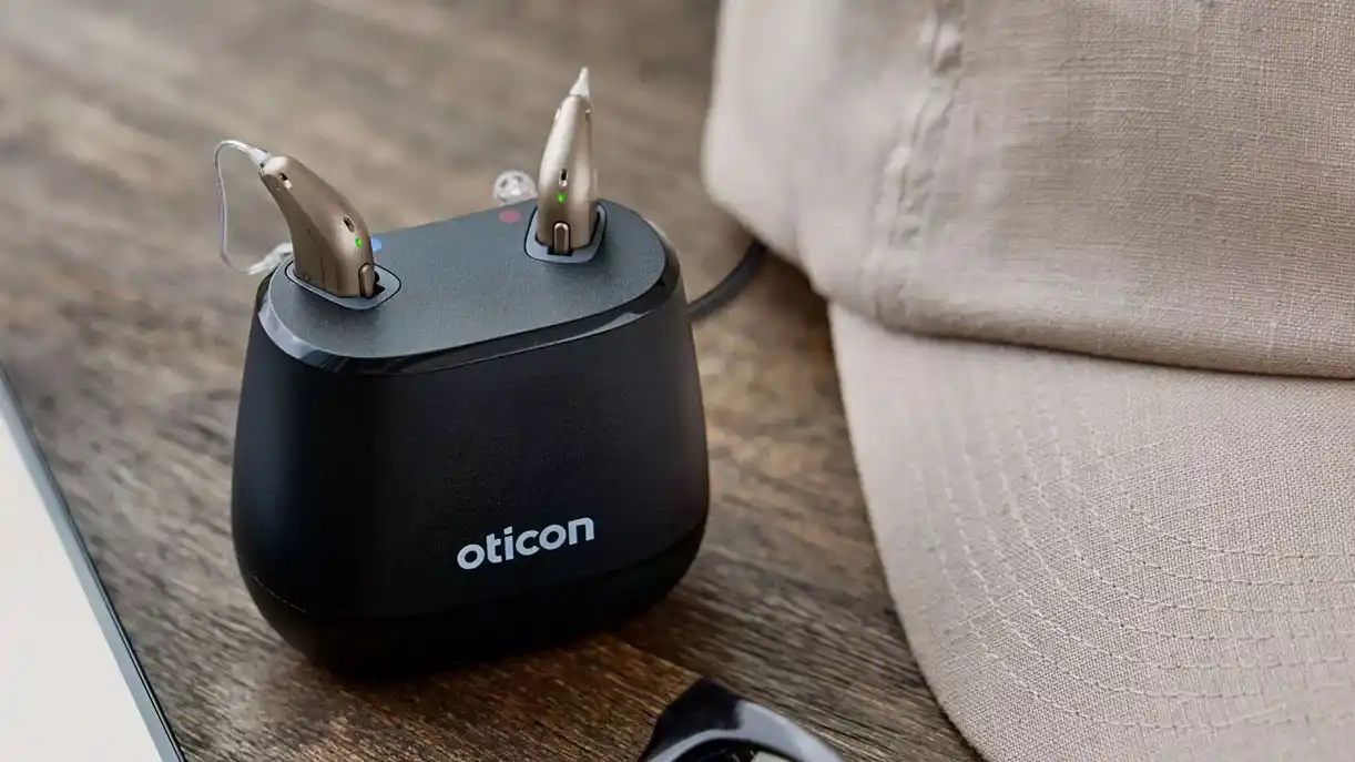 The new desktop charger uses inductive charging to provide faster charges than contactless inductive charging, providing four hours of use time with a 15-minute charge. Magnets are used to ensure tight contact.