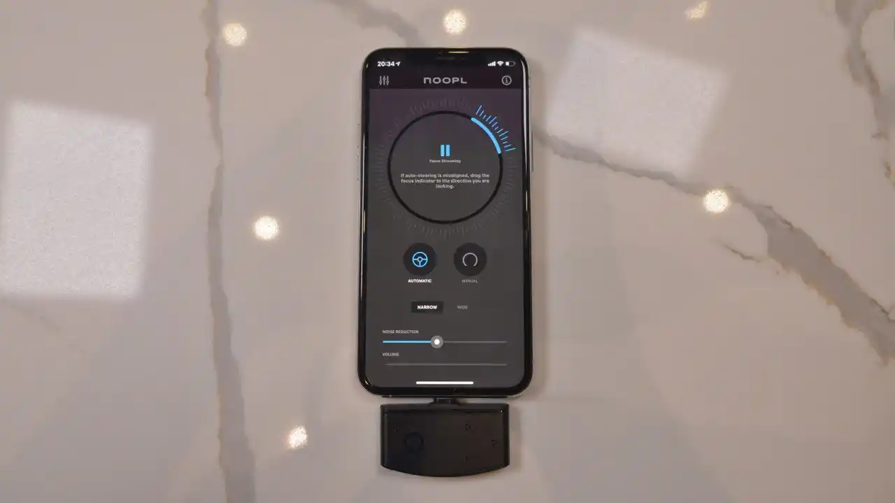 Noopl 2.0 wird an der Unterseite des iPhone befestigt.