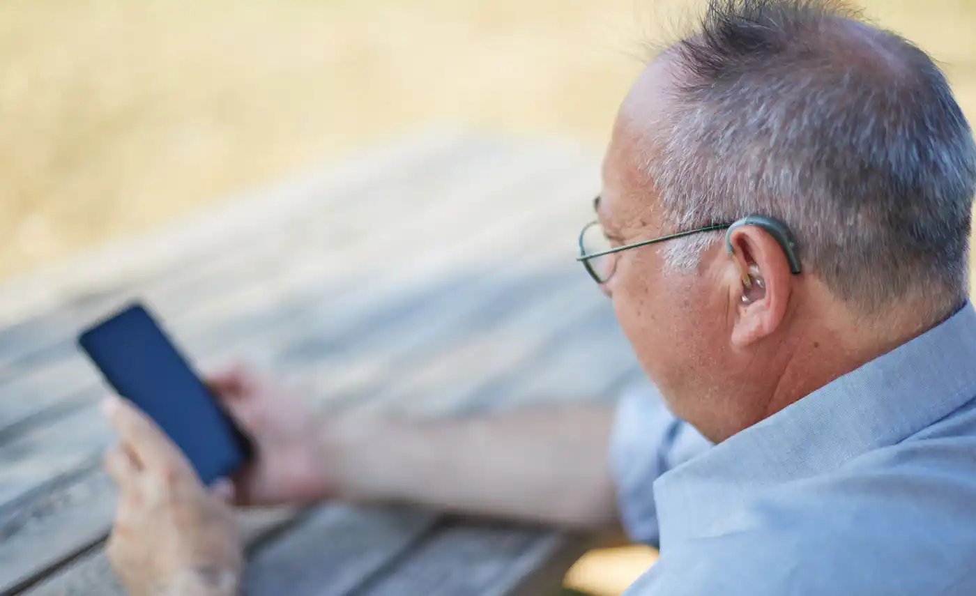 Der Zugriff auf eine Induktionsschleife mit einem mit T-Spule ausgestatteten Hörgerät ist so einfach wie das Wechseln der Hörprogramme über eine Hörgerät-Smartphone-App oder manchmal einfach durch Drücken einer Taste an Ihrem Hörgerät.