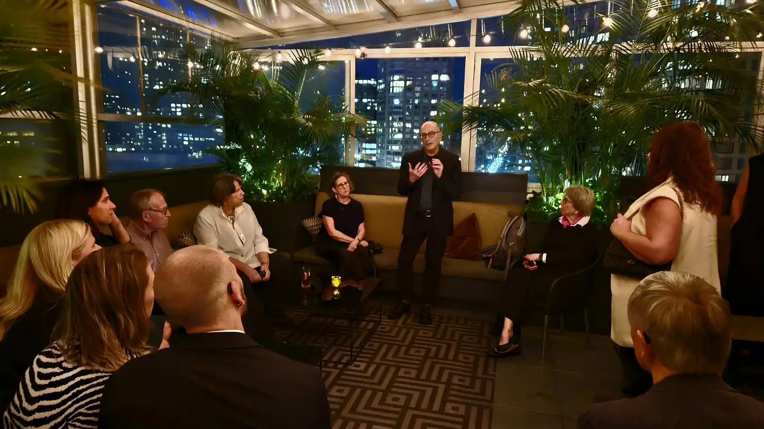 Richard Einhorn speaking to the group of about 20 people at the pre-show event, using a GN ReSound Multi-Mic+ with Auracast. Source: Andre Bellavia