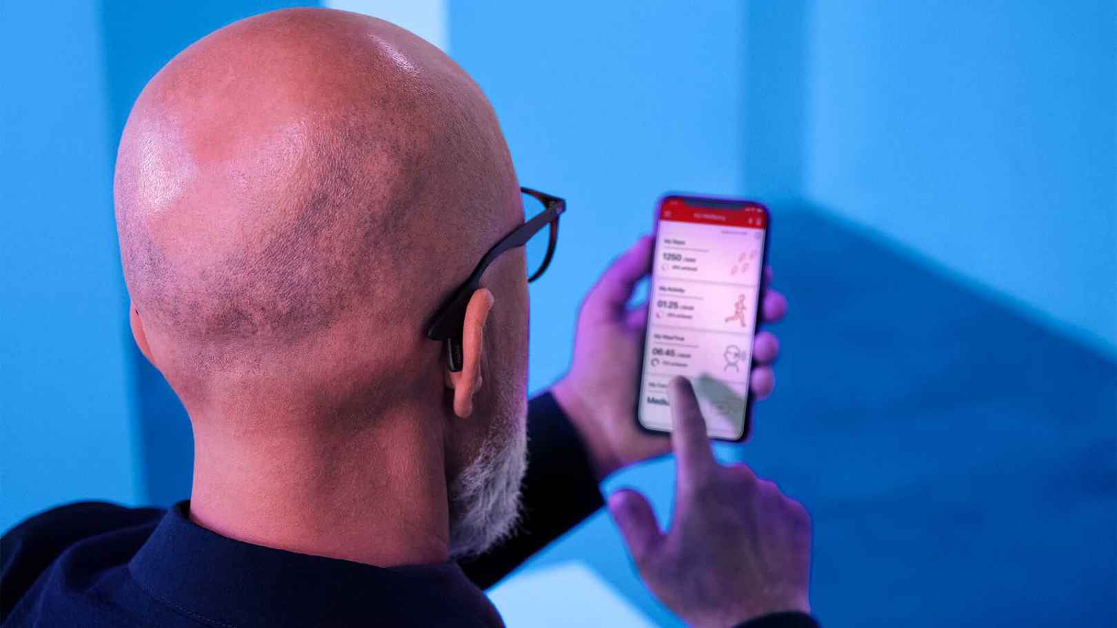 Styletto AX wearer and the Signia smartphone app