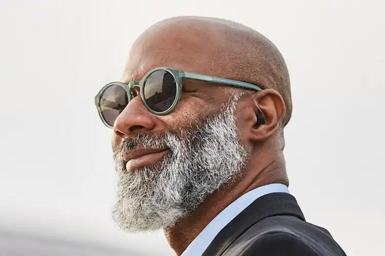 Man wearing the Sennheiser All Day Clear RIC hearing aid