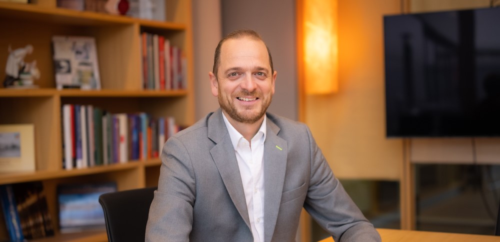 Andreas Brandstätter sourit à la caméra tout en tenant le moteur d'un appareil Implantmed.