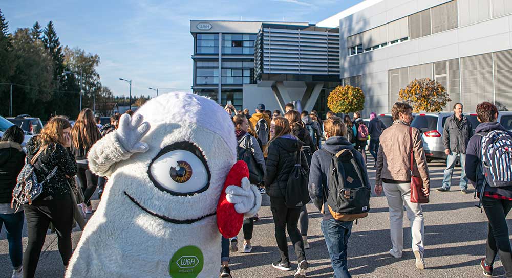 W&H-Maskottchen Stewhart begrüßte die jungen Besucher.