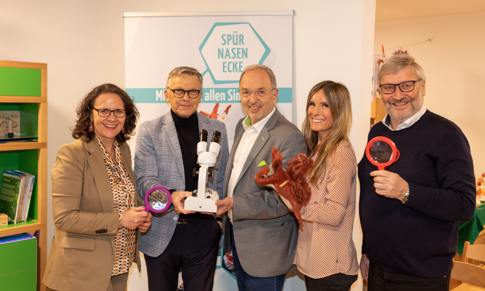 Eröffnung der 100sten Spürnasenecke in Salzburg (im Bild v.l.n.r. Daniela Gutschi, Peter Johann Buchmüller, Peter Malata, Bernadette Unger und Peter Listberger).