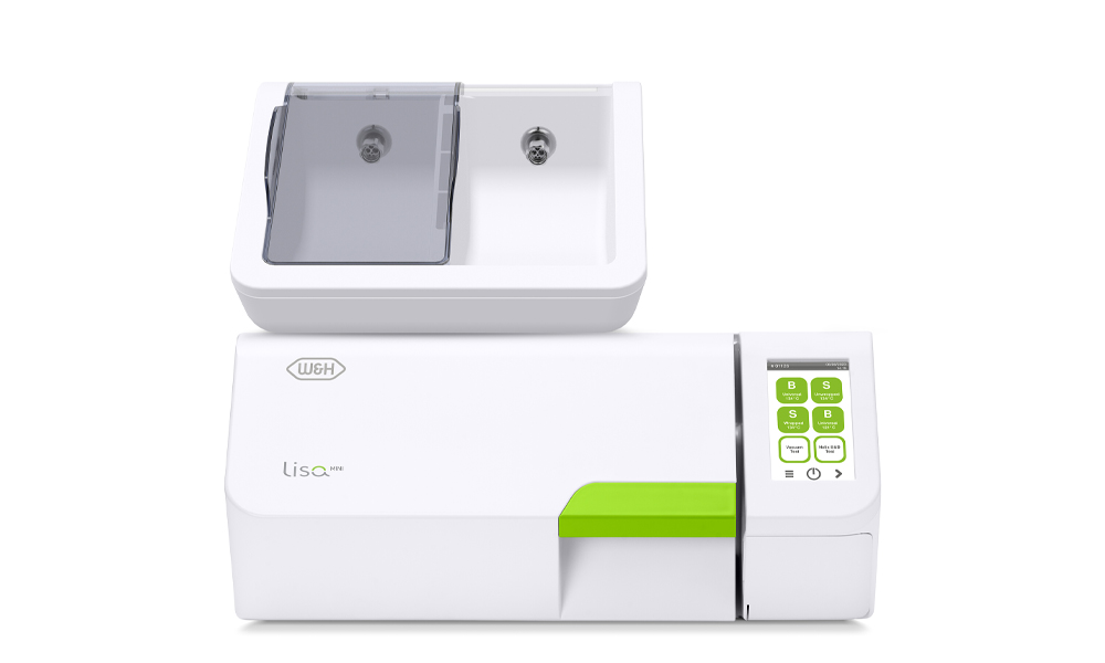 Assistina Twin amplasată deasupra sterilizatorului Lisa Mini, fundal alb.