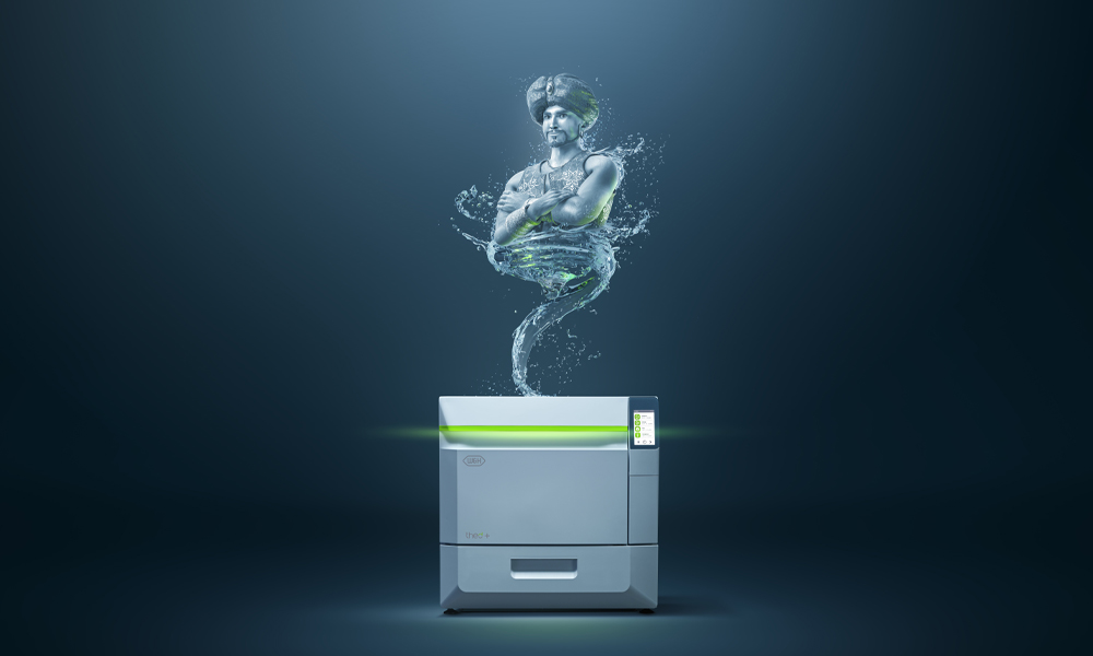 Nouveau Thed Sujet : Un génie planant au-dessus du nouveau laveur-désinfecteur thermique, sur fond bleu foncé.