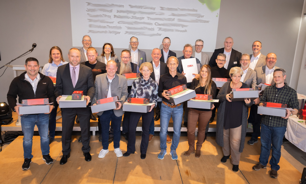 Die Mitarbeiter:innen von W&H nehmen die Geschenke freudig entgegen.