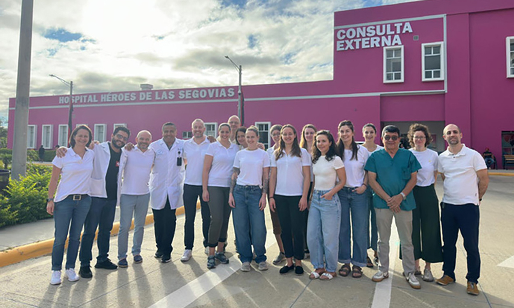 Mitglieder des Nicaplast-Teams stehen vor dem Hospital Héroes de Las Segovias in Nicaragua