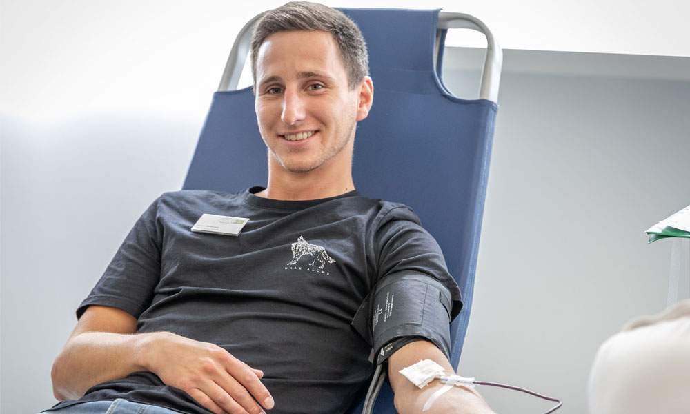 W&H-Mitarbeiter auf Sessel beim Blutspenden