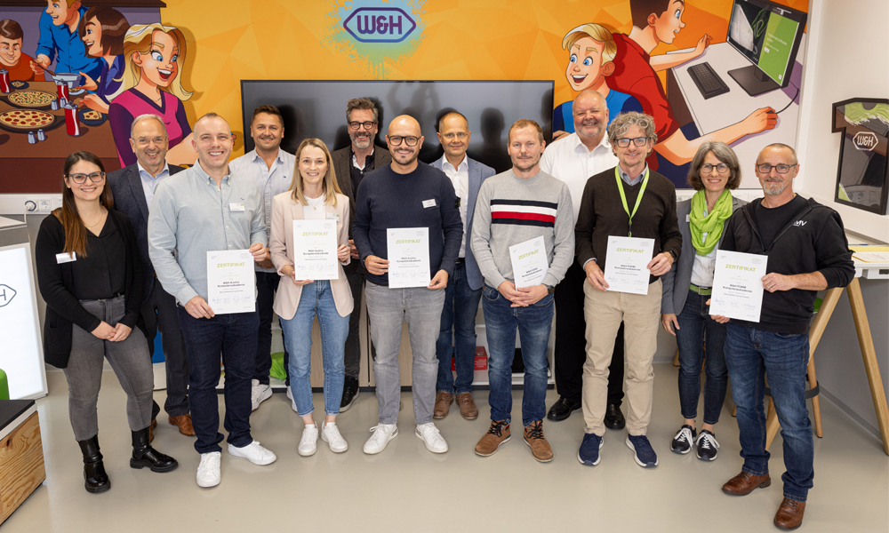 Die sechs Teilnehmer:innen nehmen die Urkunde freudig entgegen.