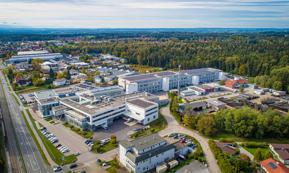 Drone photography of W&H's factory 2 in Zehmemoos, on a sunny day.