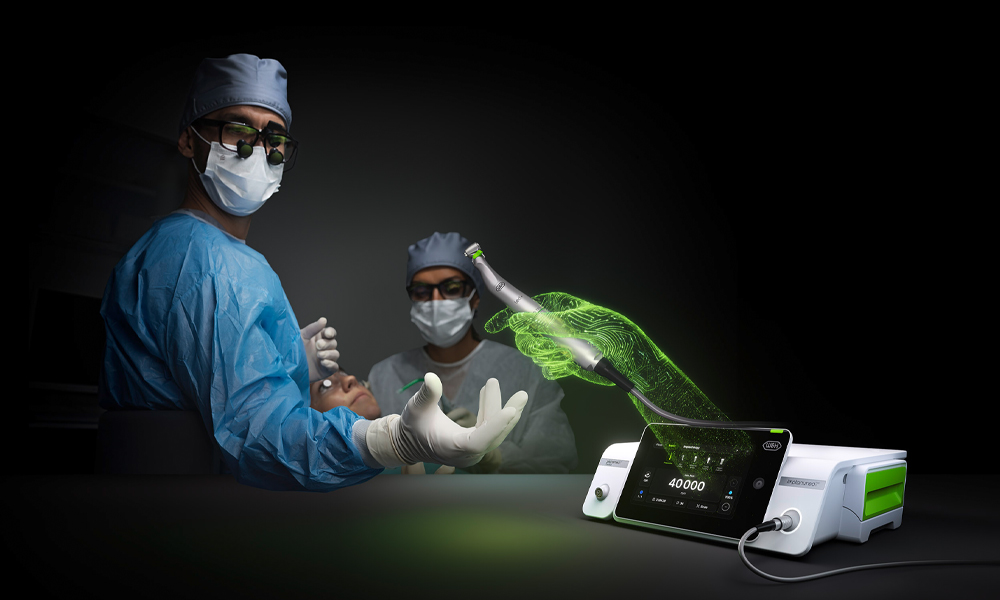 Surgeons presenting the new Implantmed Plus II and the Piezomed module Plus II in front of a black background.