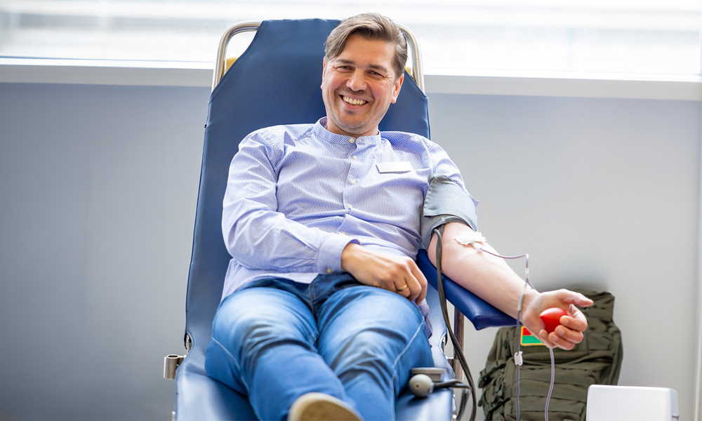 Hermann Armstorfer beim Blutspenden.