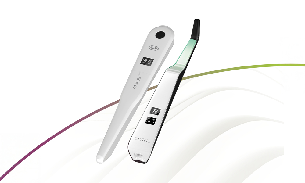 Osstell Classic (stânga) și Osstell Beacon (dreapta) în fața unui fundal alb.