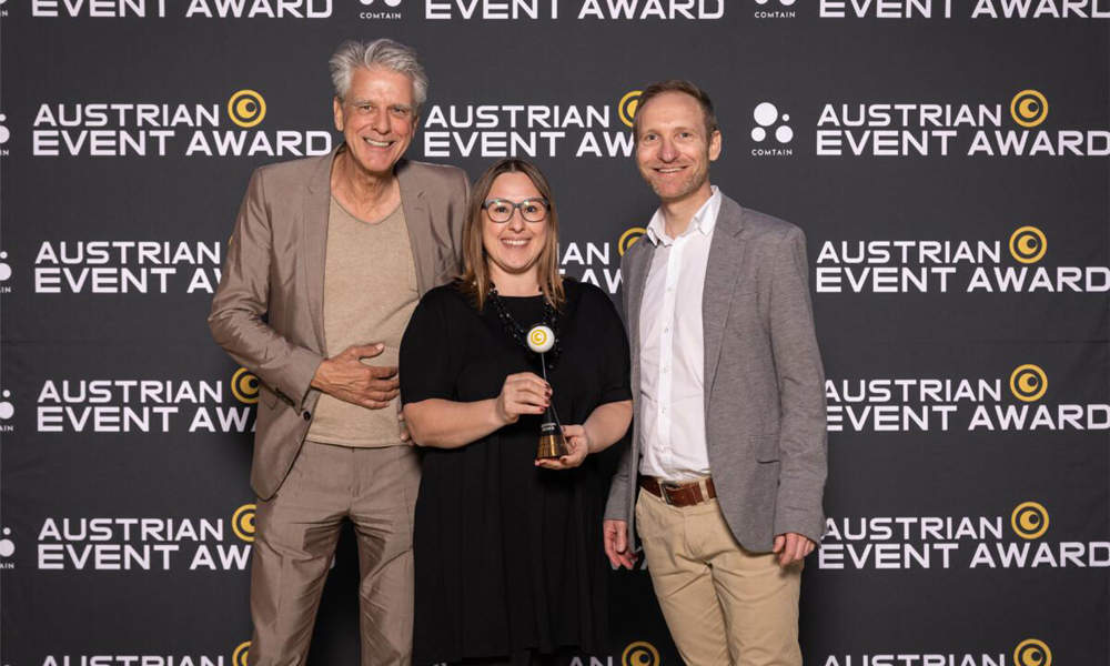 Stefan Sonntag, Martina Allerstorfer & Stefan Wiermeier (v.l.n.r.) halten den Preis lächeld in die Kamera.