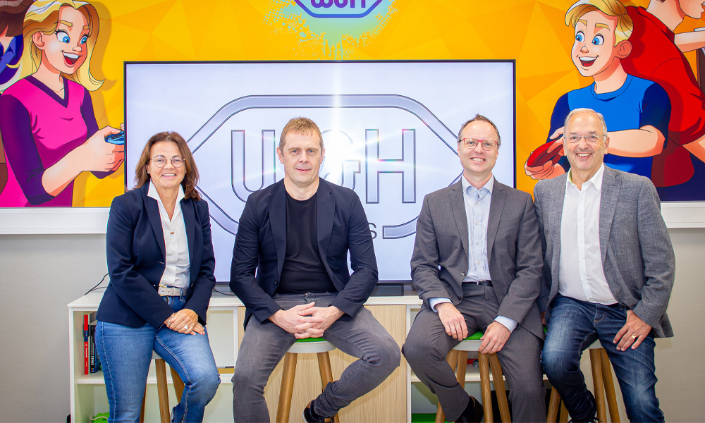 Im Bild (v. l.) Daniela Malata, Johannes Florian, Franz Fuchs-Weikl und Peter Malata, sitzen im W&H Campus und lächeln in die Kamera.