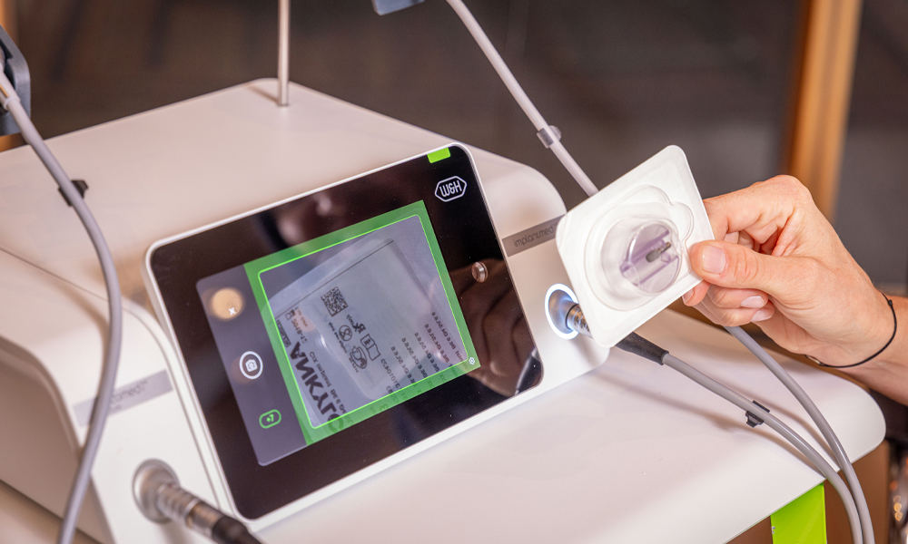 Близък план на дисплея на новия Implantmed Plus II с функция за сканиране.