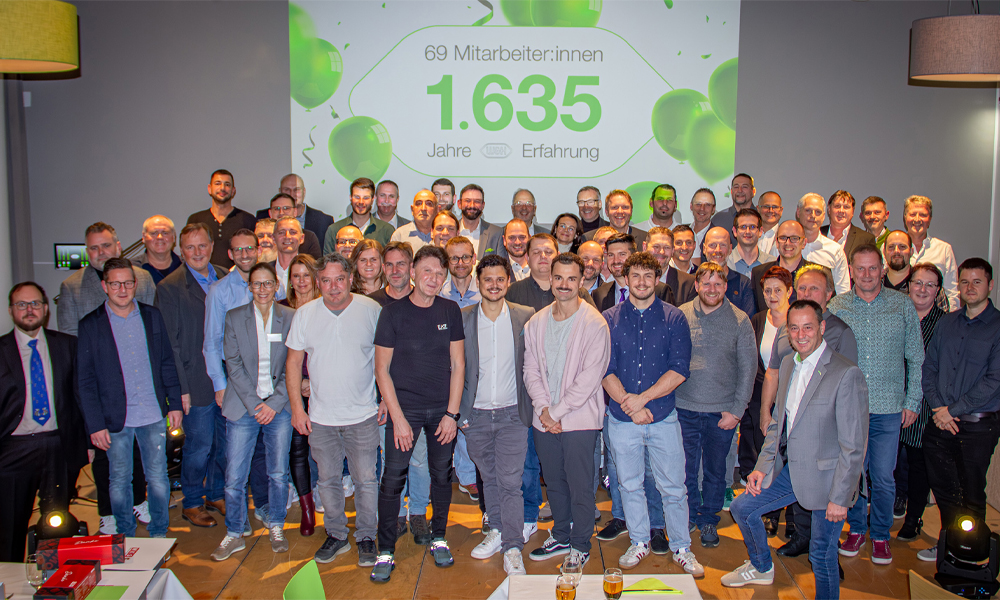 Die Julbilar:innen von W&H lächeln in die Kamera.