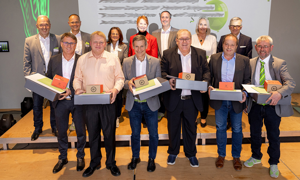 Die Mitarbeiter:innen von W&H nehmen die Geschenke freudig entgegen.