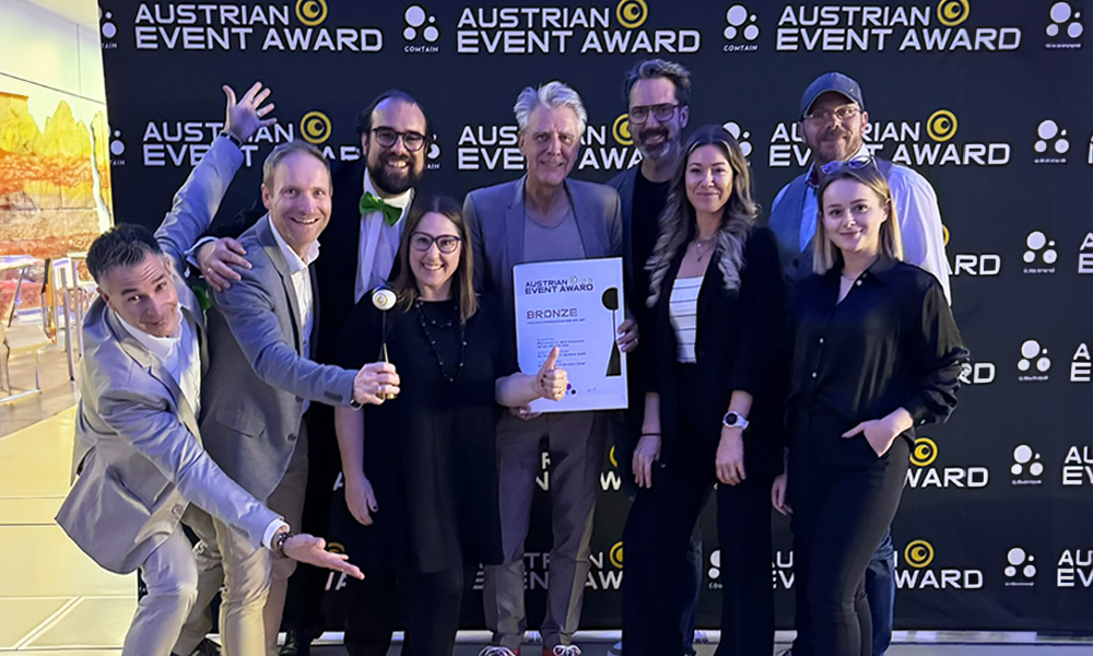 Das Team von W&H lächelt vor Freude in die Kamera.