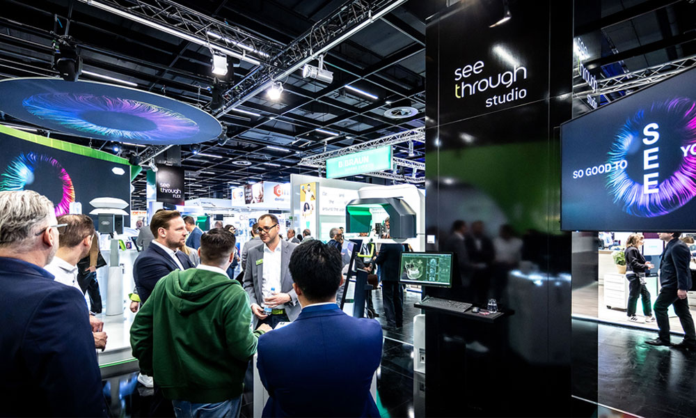 IDS 2025: W&H-Messestand mit W&H-Mitarbeiter:innen, Kund:innen und Seethrough-Sujets (Eye)