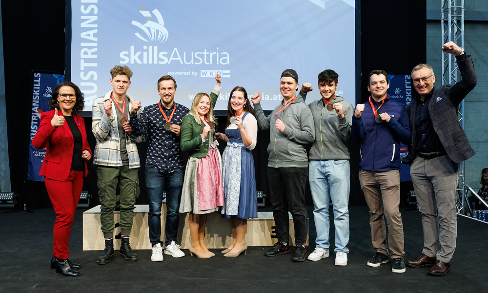 Unsere zwei Zerspanungstechnik-Lehrlinge freuen sich sehr über die Medaillen.