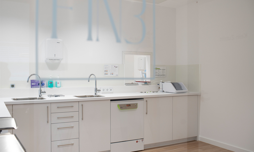 Sala de esterilización en el FINE MKG.